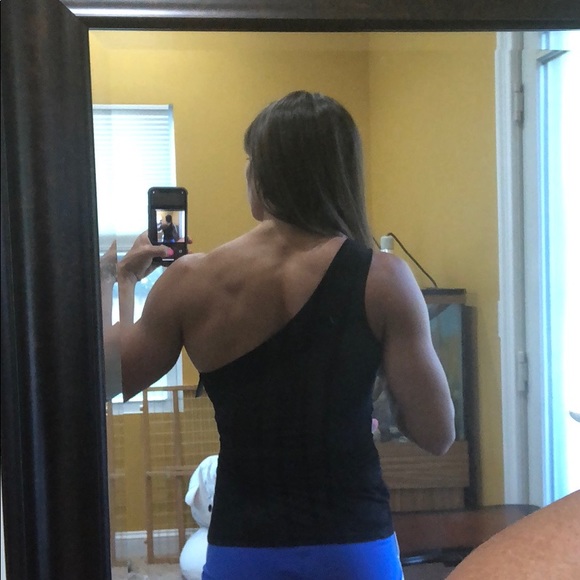 Black block mesh off the shoulder tank - Picture 2 of 3